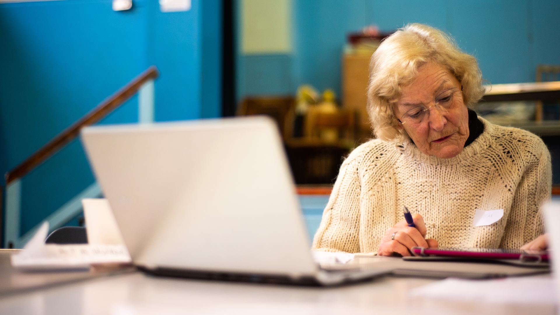 woman-using-computer